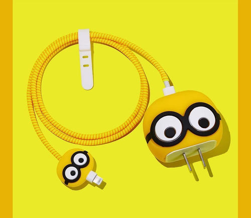 حافظة حماية بتصميم كرتوني ثلاثي الأبعاد من AUGEN لشاحن محول طاقة USB-C بقدرة 20 وات لهاتف iPhone، حافظة كيبل بيانات Lightning كرتونية لطيفة لشاحن iPhone (شخصيات Min-ions، عبوة من قطعة واحدة)